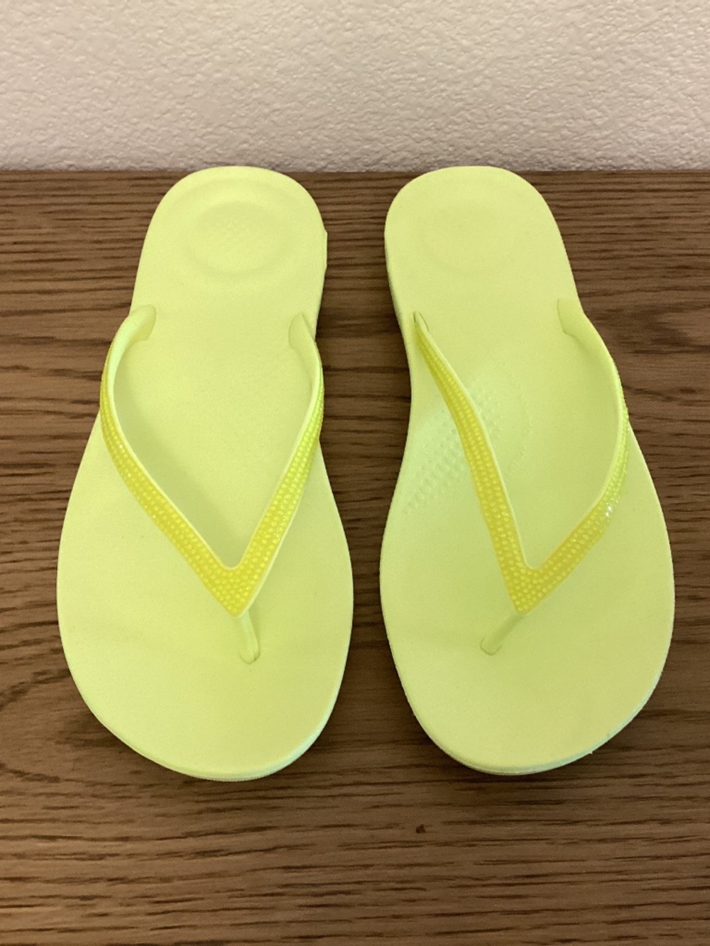 NIB Fitflop iqushion flip flop, neon yellow, size 8